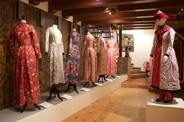 Er zijn in totaal 7 jurken te zien die te hangen om een paspop. Dit zijn jurken in de vroegere klederdracht van Hindeloopen.