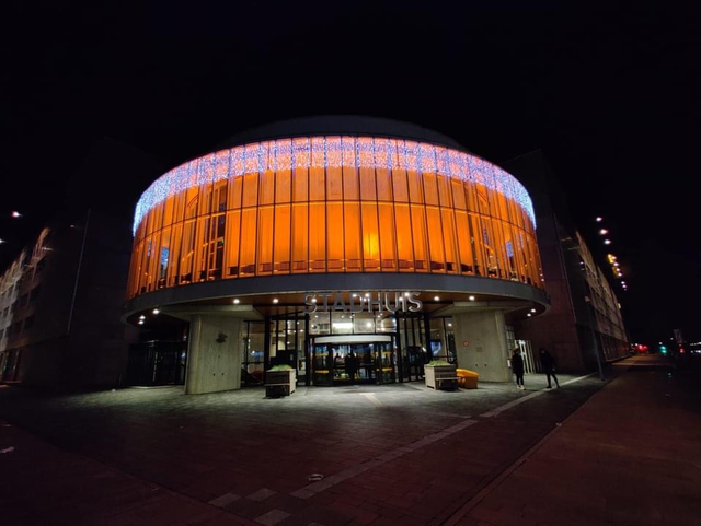 Stadhuis Almere kleurt oranje voor Orange The World.