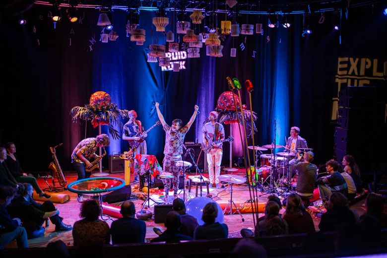 Band is aan het optreden op een podium tijdens Explore the North in Leeuwarden