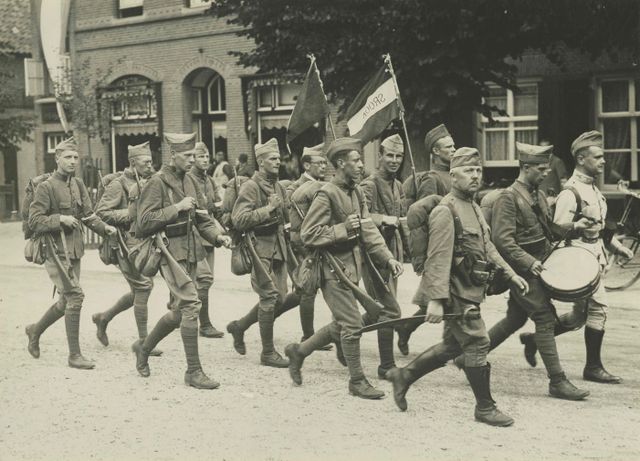 Een detachement artilleristen passeert Wijchen tijdens de 20e Vierdaagse.