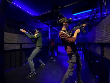 Vecht tegen hordes van zombies, aliens en piraten in de Virtual Reality Multiplayer Shooting Arena