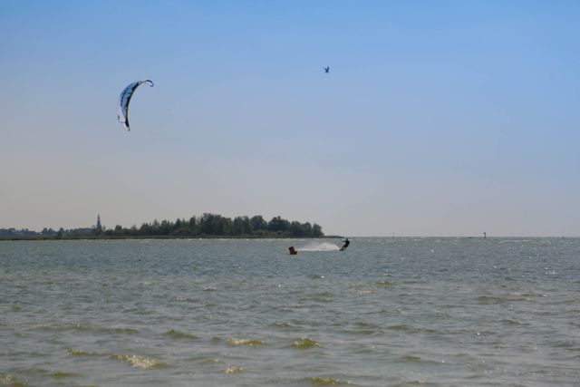 kitesurfer op het meer bij workum