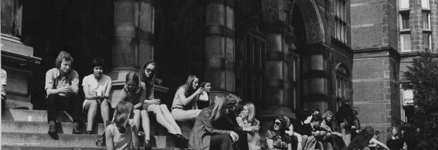 Studenten op de trappen van het Academiegebouw, 1973. Foto: Persfotobureau D. van der Veen, Collectie Groninger Archieven