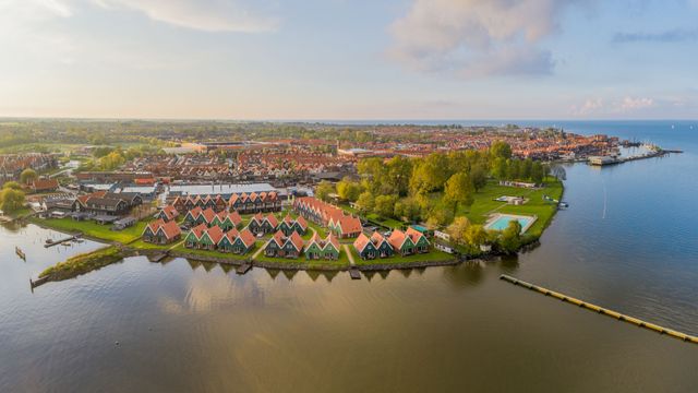 Luchtfoto van Landal Greenparks Waterpark Volendam.