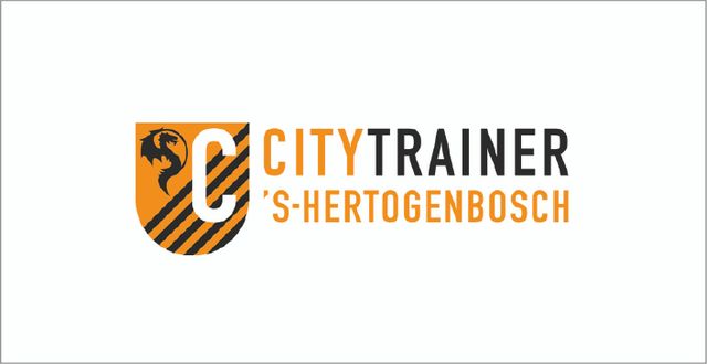 Het logo van Citytrainer, een oranje schild met daarop een C, 5 zwarte schuine strepen en een zwarte draak. Naast het schild staat Citytrainer ‘s-Hertogenbosch uitgeschreven.