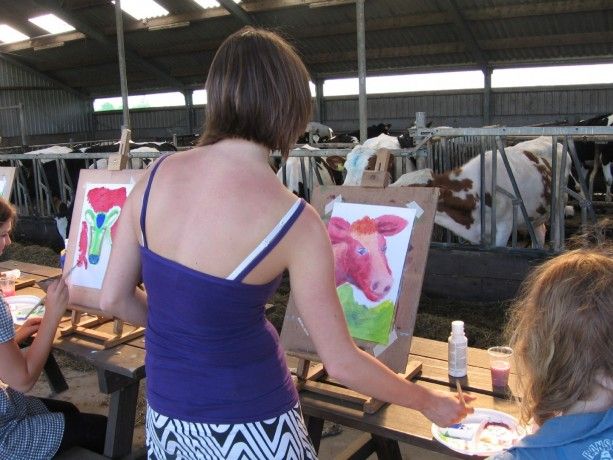 Vrouwen die in de stal van Bezoekboerderij De Kastanjehoeve in Beets (Noord-Holland) aan het schilderen zijn.