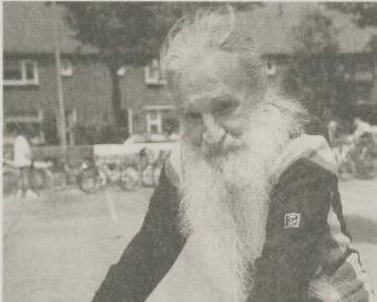 Een zwart wit foto van een oude man met een lange baard.