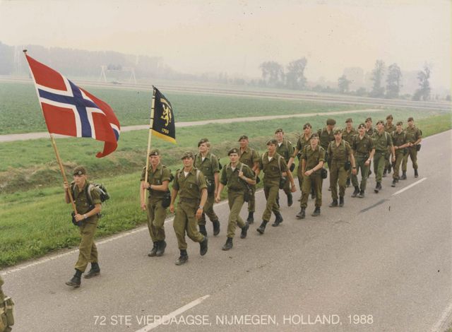Noorse cadetten van de Militaire Academie (NOR) op het parcours van 40 km onderweg tussen Valburg en Slijk-Ewijk op de eerste dag van de 72e Vierdaagse.