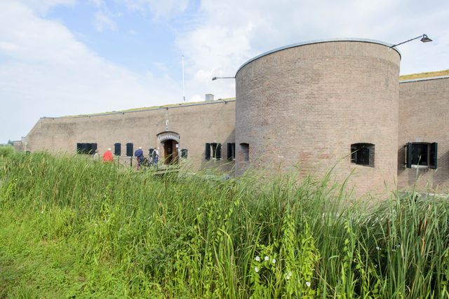 Muizenfort (Fort C) een bakstenen fort omzoomd met riet.