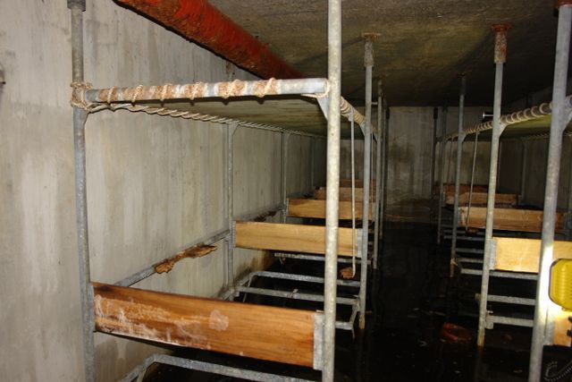 Verroeste stapelbedden in de bunker onder het Wilhelminaplein