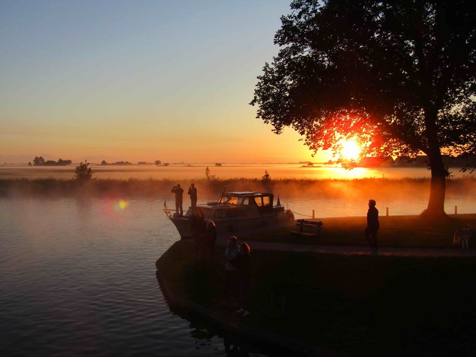 mensen op een boot tijdens zonsondergang