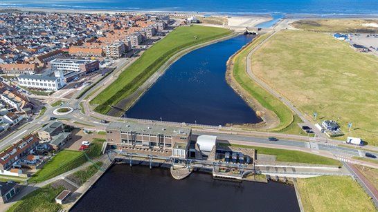 Luchtfoto van de uitlaat van de Rijn in Zee, met rechts de open ruimte waar het Limes Erfgoedcentrum gaat komen.