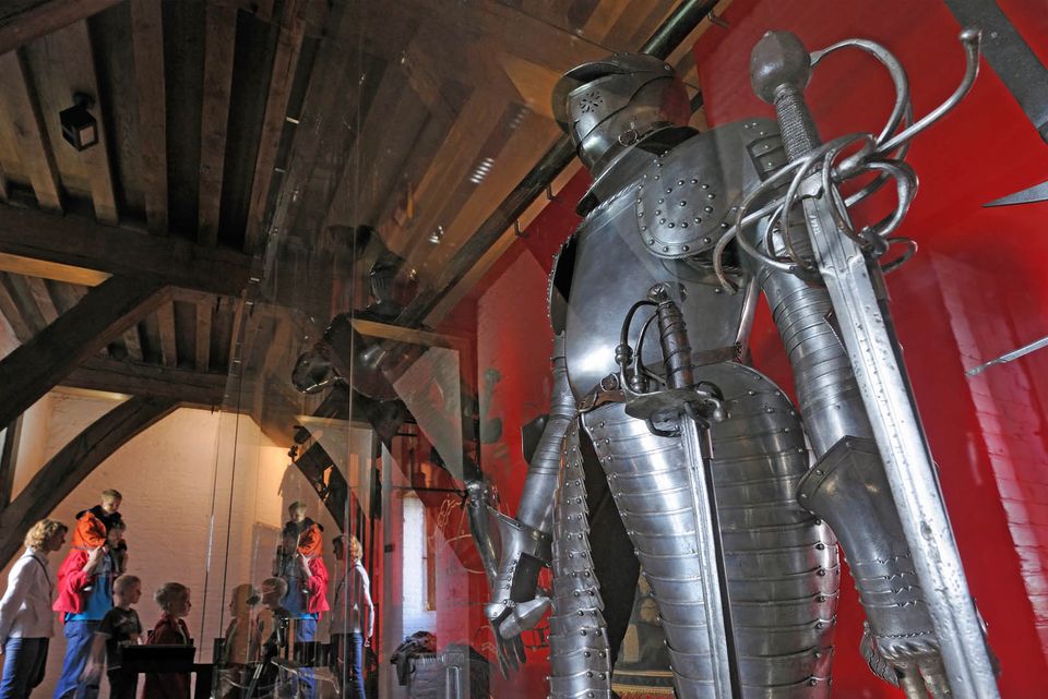 Bezoekers en harnassen in kasteel Muiderslot