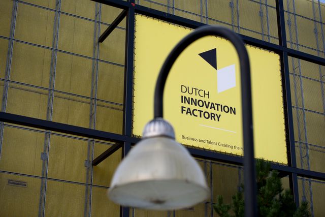 Logo van de Dutch Innovation Factory op het gebouw