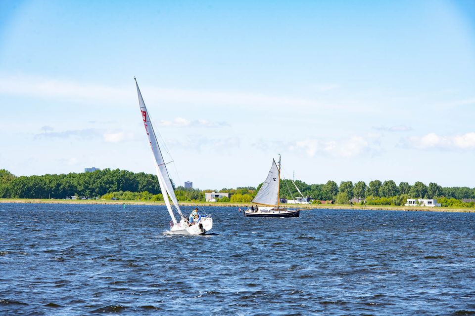 Boot vaart op het Gooimeer