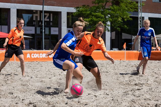 Vrouwen voetballen in het zand tijdens Beachsoccer Dronten in Flevoland