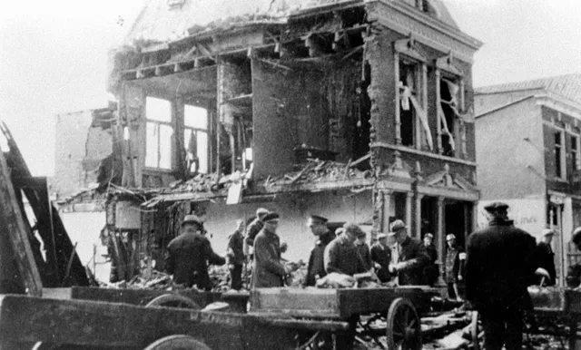 Terreurbombardement op Pforzheim: 23 februari 1945 AHR0cHM6Ly9hc3NldHMuY2l0eW5hdmlnYXRvci5ubC9rdW1hLXdhZGRlbi91cGxvYWRzL21lZGlhLzVkNmUzNjllNTllODQvYm9tc2NoYWRlLTAzLmpwZw