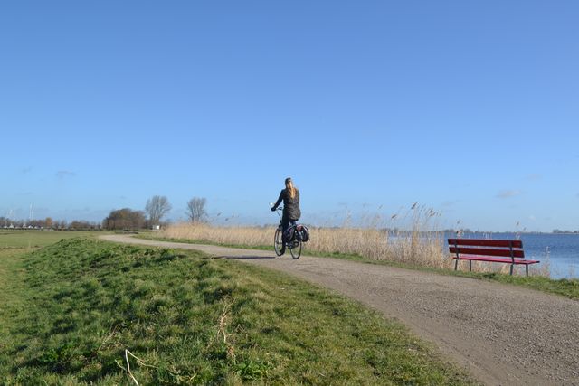 Iemand die aan het fietsen is langs het Alkmaarder- en Uitgeestermeer in Noord-Holland.