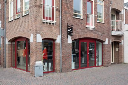 Dit is een foto van 44 & More in de Dorpsstraat in Zoetermeer.