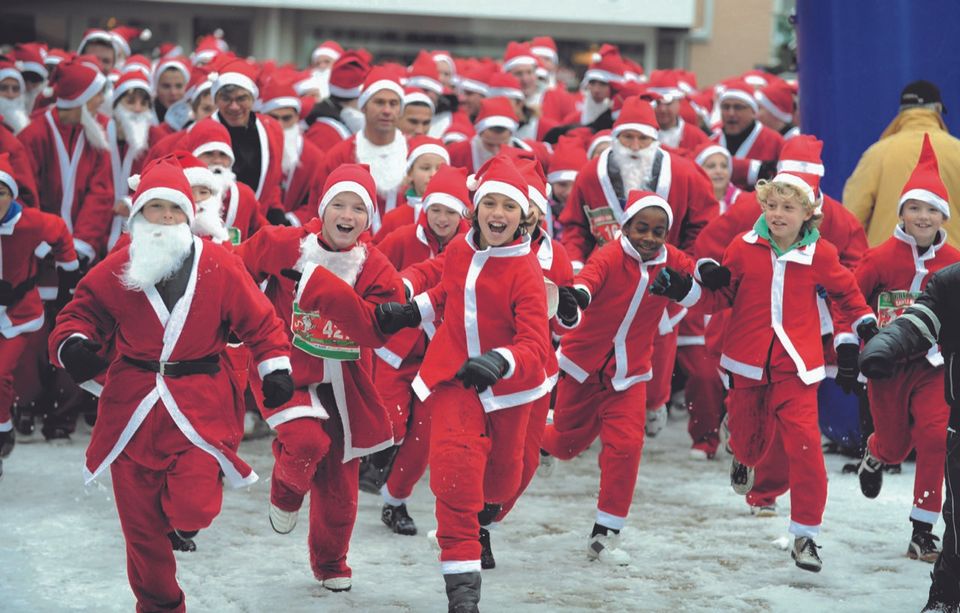 Hollende kerstmannen tijdens de Santa Run