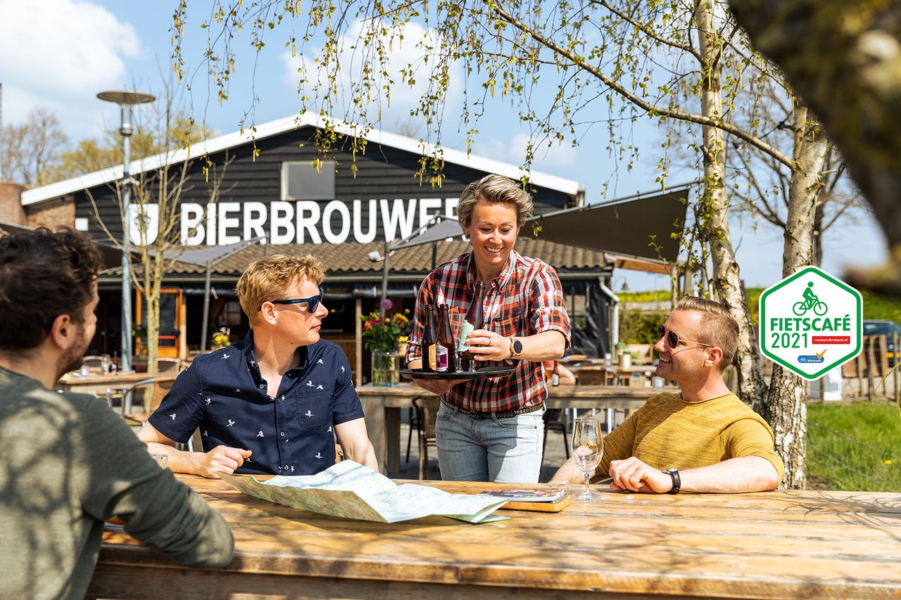 Op het terras bij Brabants Fietscafé Bierbrouwerij Oijen.