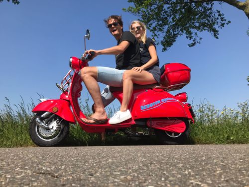 Twee mensen op een scooter van de Scooter Experience