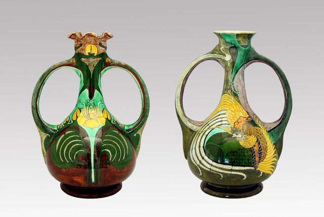 Een foto van twee versierde Jugendstil aardenwerken vazen. Onderdeel van de collectie van het Purmerends Museum
