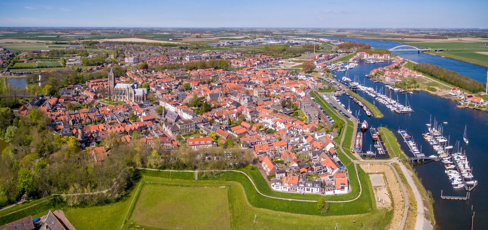 Luchtfoto van vestingstad Tholen met de haven