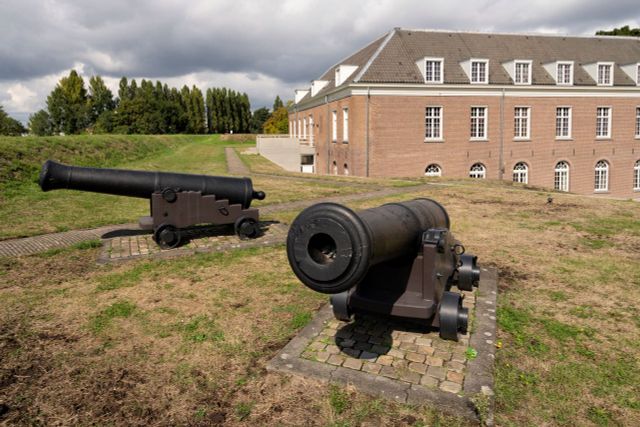 Twee kanonnen bij de Citadel in Den Bosch