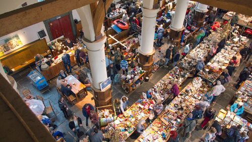Rommelmarkt met kraampjes bovenaanzicht