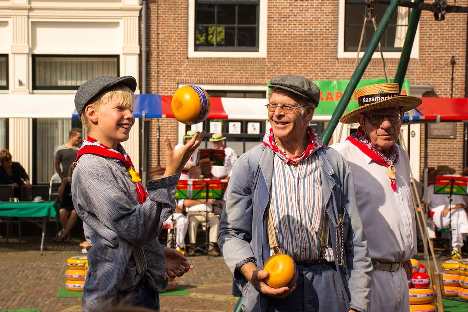 Twee kaasdragers met kaas op de Kaasmarkt in Edam. Een jaarlijks evenement in Noord-Holland.