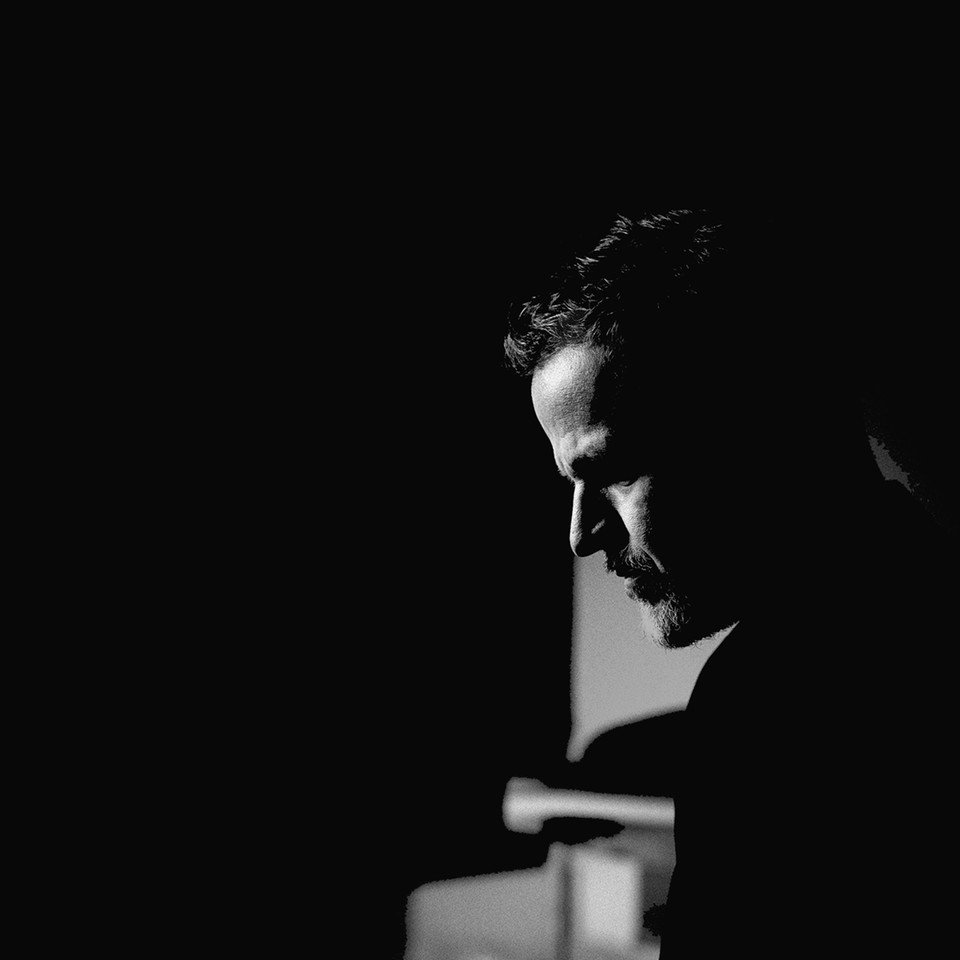 Britse singer-songwriter Tom McRae zwart wit foto