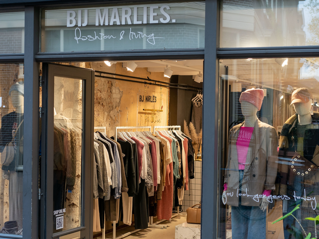 Etalage van kledingwinkel Bij Marlies in Delft