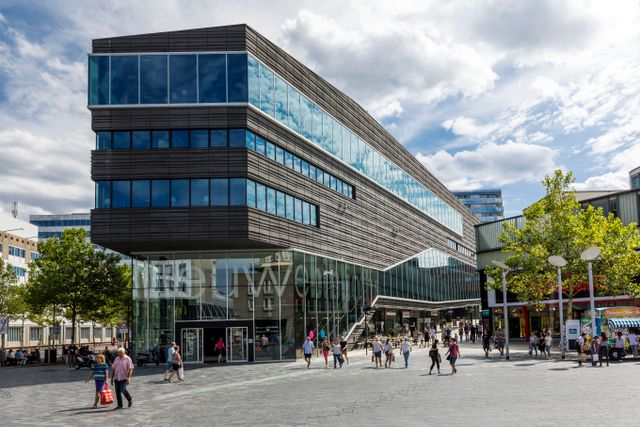 De nieuwe bibliotheek op het Stadhuisplein in Almere, Flevoland