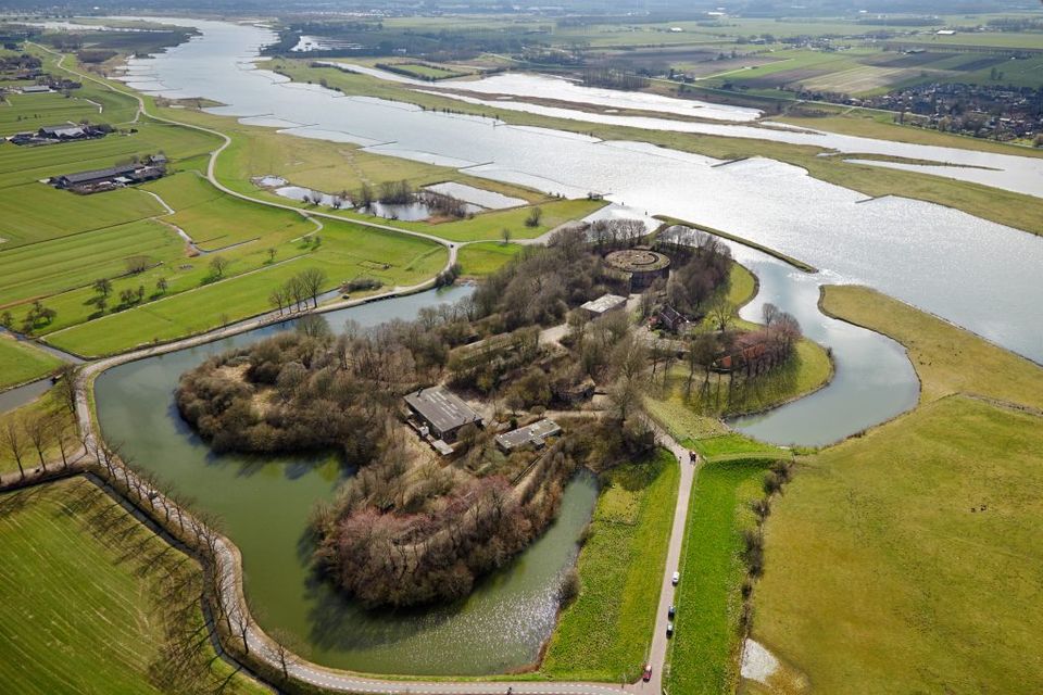 Een groot fort vanuit de lucht gefotografeerd, gelegen aan een brede rivier.