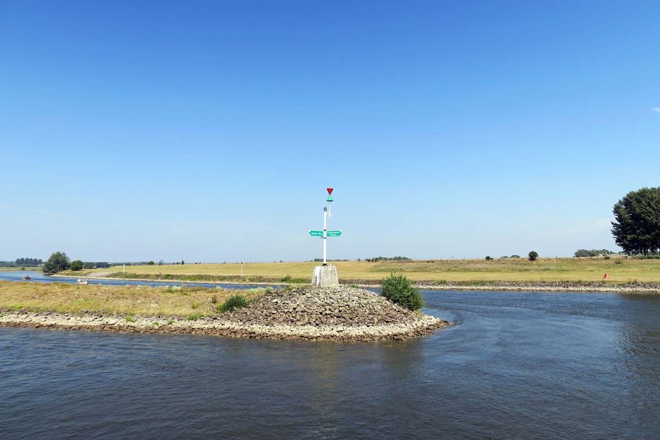 De splitsing van de IJssel en de Rijn , de IJsselkop.