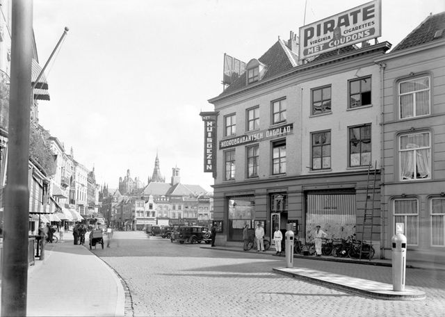 Een blik naar de Markt in 1934 vanuit de Hooge Steenweg met de kantoren van het Noordbrabants Dagblad Het Huisgezin.