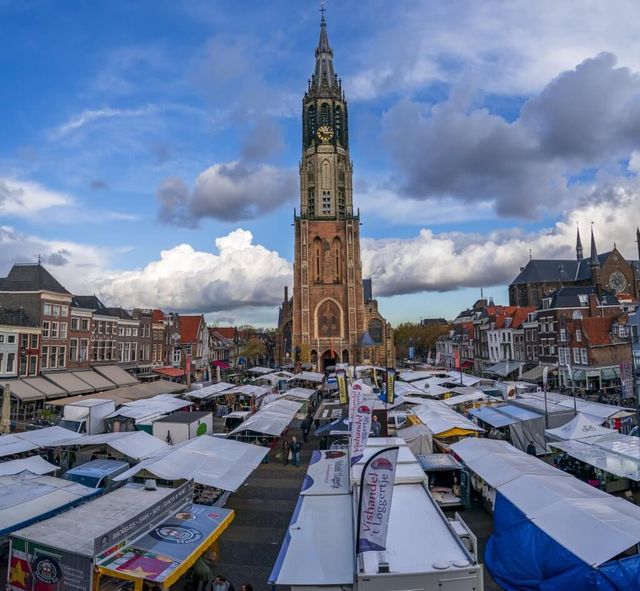 Warenmarkt in Delft vanaf bovenaf met uitzicht op de Nieuwe Kerk