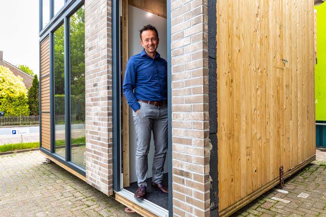 Een man in de deuropening van een startblock woning in Flevoland