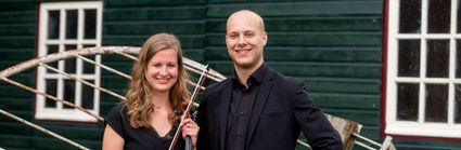 Foto van Chloë Elsenaar met haar viool aan de linkerkant en Jorrick Simmes aan de rechterkant