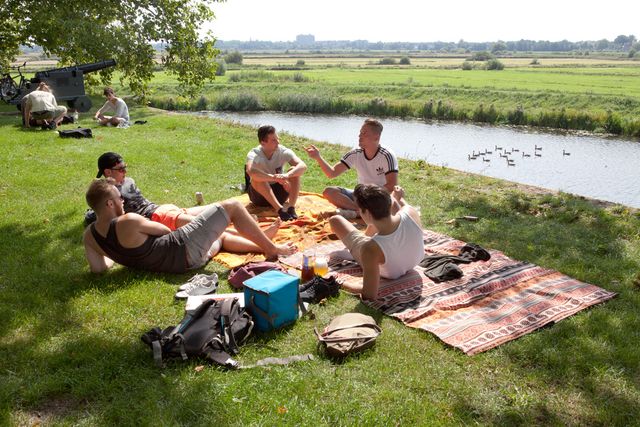 Mensen aan het picknicken in Het Bossche Broek.