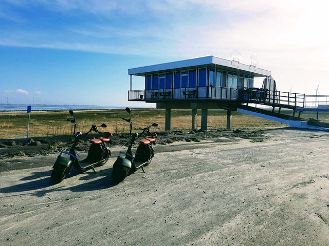 Waddenscooters in Delfzijl aan de kust