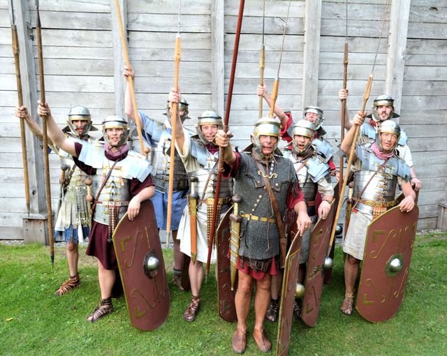 Een groep krijgshaftig uitziende re-enactors in Romeinse militaire uitrusting