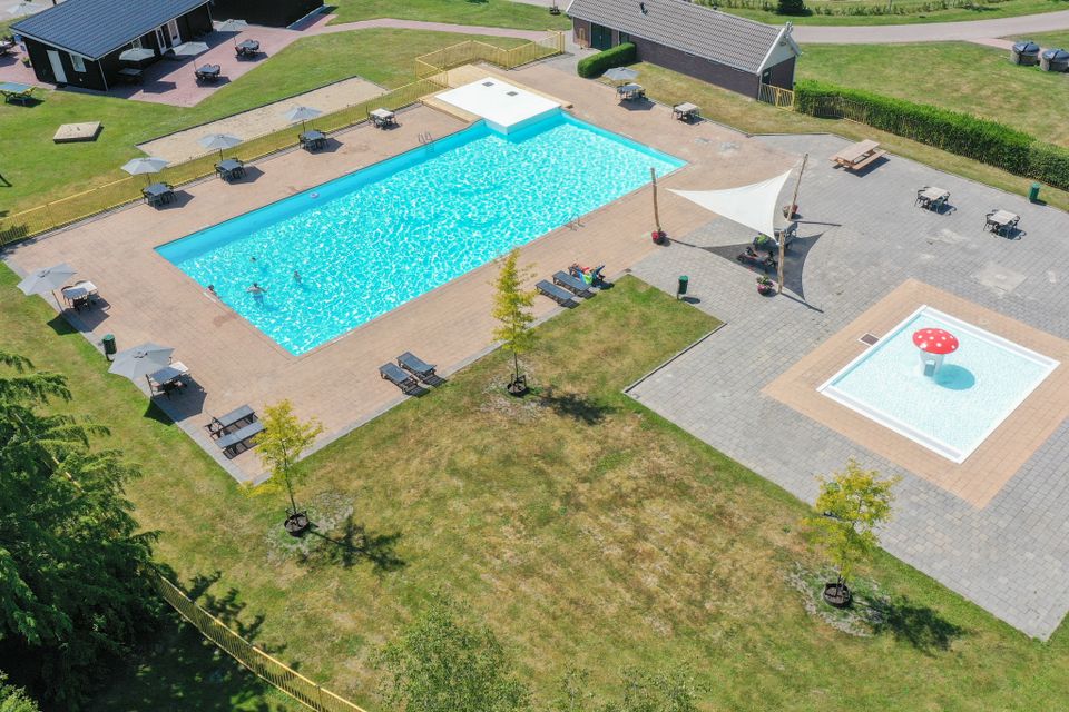 Zwembad is geopend van 15 mei- 15 september.