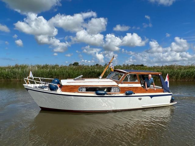 Motorboot Moanne vaart door Groningen