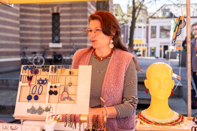 Ondernemer van Kraagjestijd achter haar kraam tijdens de Laag Hollandse Makersmarkt.