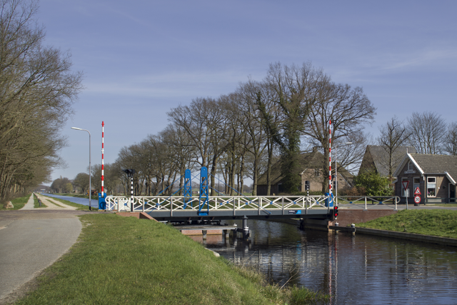 Een brug over het kanaal.