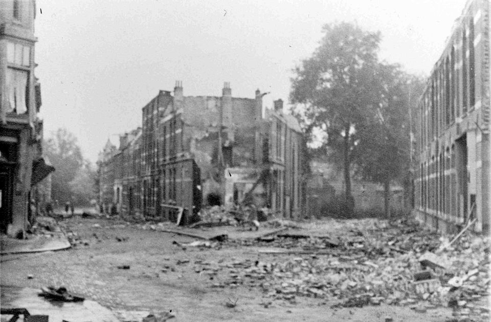 Enkele panden in de Hugo de Grootstraat (foto genomen richting Berg en Dalseweg) verwoest tijdens de bevrijdingsstrijd in september 1944. Op de voorgrond het kruispunt Jan van Goyenstraat (links, voorheen van Rosendaelstraat) en de Ten Hoetstraat (rechts)