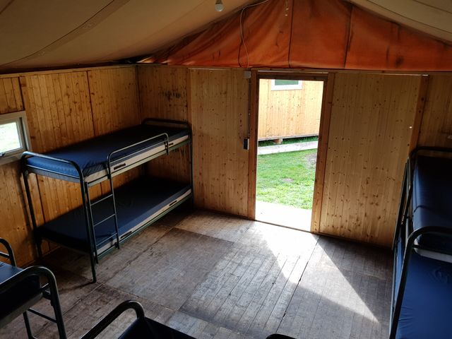 Er zjin 2 tenten met elk 2 slaapruimtes en 5 stapelbedden per ruimte.