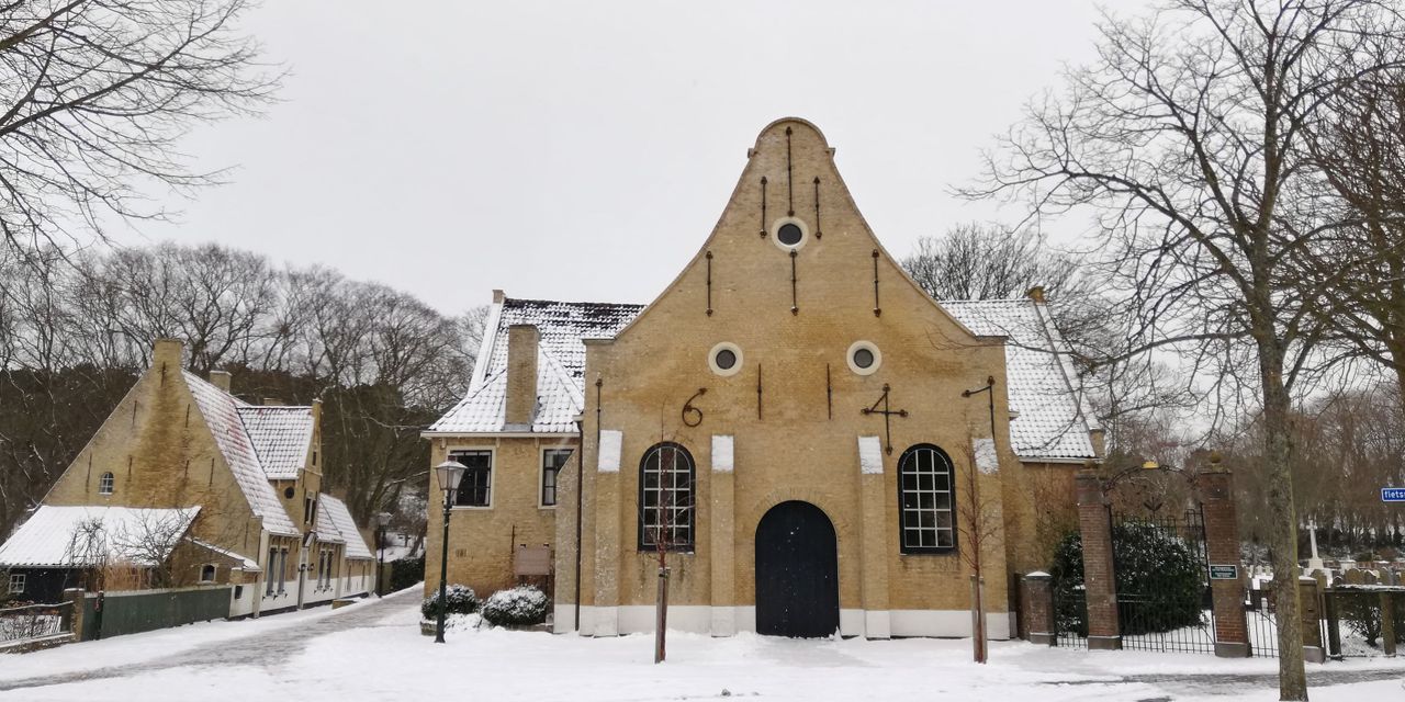 Kerk en Armhuys Vlieland in sneeuw